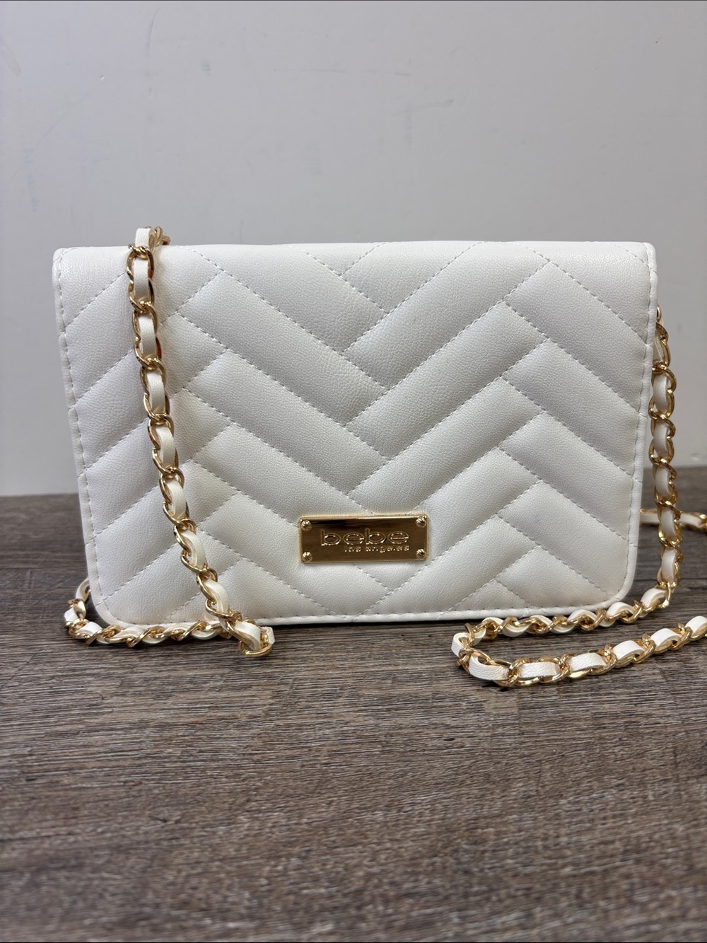 Bebe Los Angeles Sophia Quilted Crossbody Wallet Bag Crème White Gold Chain